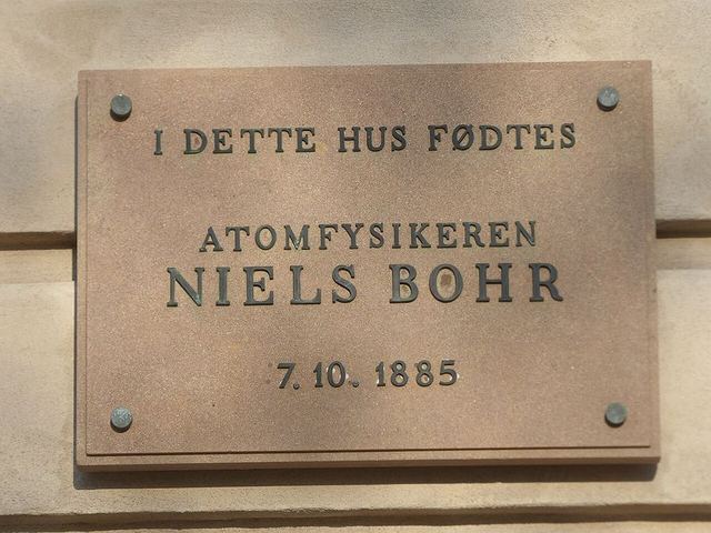 Mindetavle Niels Bohr, Gustmeyers Gaard, Ved Stranden 14, Koebenhavn